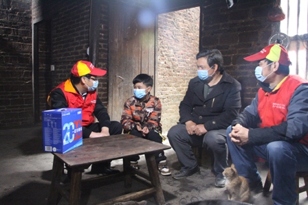 國網(wǎng)江永縣供電公司：迎春風(fēng)進瑤寨，學(xué)雷鋒獻愛心