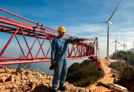 價(jià)值百萬風(fēng)力發(fā)電葉片,被河南村民當(dāng)蹺蹺板:一片上站20多人