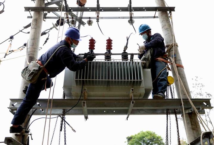 國(guó)網(wǎng)福安市供電公司:更換老舊綜配箱 保障漁民新村穩(wěn)定用電