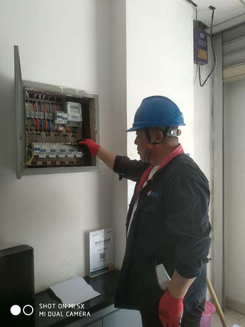 天富供電產(chǎn)業(yè)泉莫管理所:入戶走訪、提高客戶滿意度