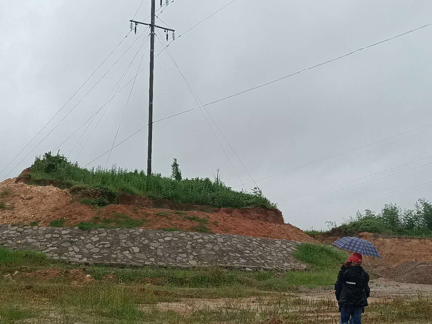 國(guó)網(wǎng)南城縣供電公司開(kāi)展35千伏輸電線路防汛特巡工作