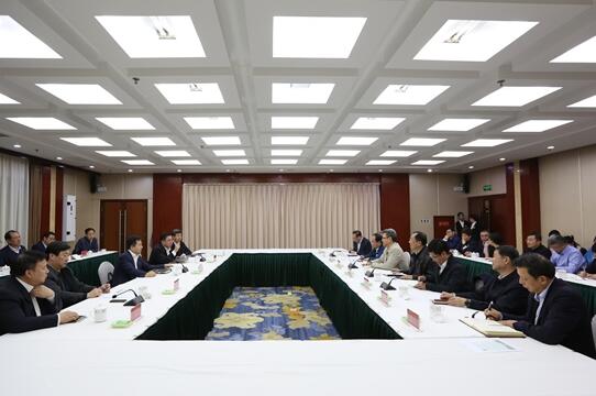 錢智民與保定市委書記黨曉龍、市長郭建英進行座談交流