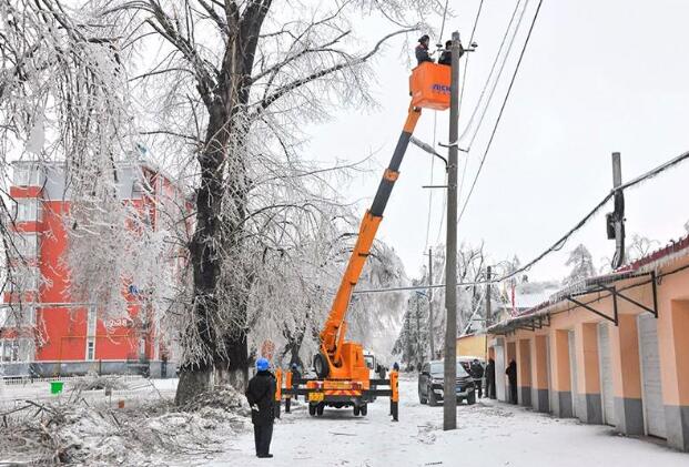 受強雨雪大風冰凍天氣影響，吉林延邊全力搶修供電線路