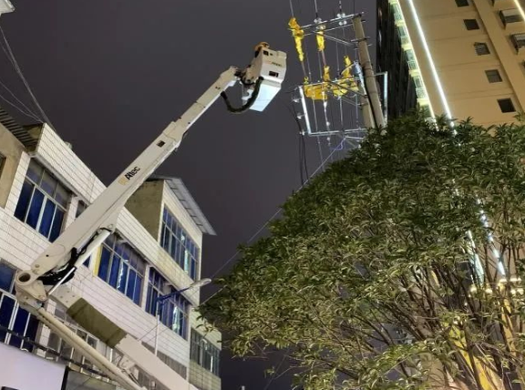 云南電網(wǎng)陸良供電局城區(qū)供電所冬夜搶修，杜絕用電隱患
