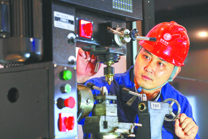 【國(guó)家電網(wǎng)公司特等勞?！坷?寧