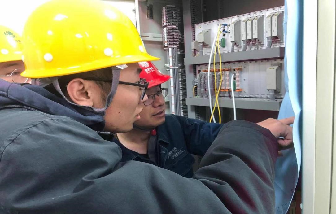 國網(wǎng)平?jīng)龉╇姡荷钊敫脑飕F(xiàn)場(chǎng)，力促青工成長(zhǎng)