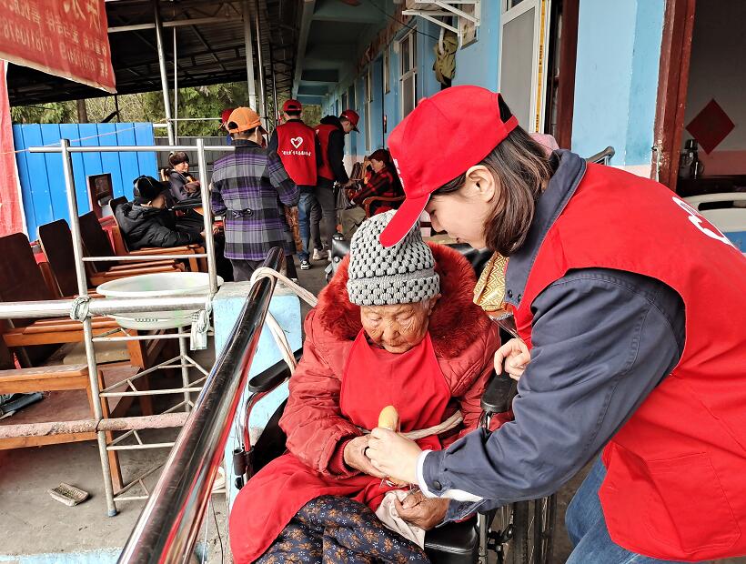 國網(wǎng)南充供電公司:青春雷鋒行點(diǎn)點(diǎn)螢火光