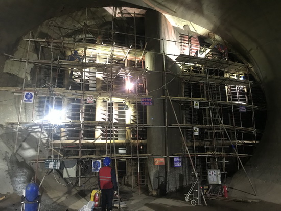 國網(wǎng)劉家峽水電廠7、8號(hào)機(jī)組進(jìn)水口攔污柵補(bǔ)焊打磨修復(fù)順利完成