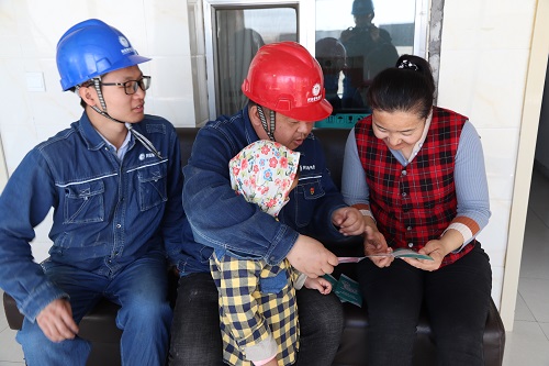 阿拉善電業(yè)局電力宣傳進(jìn)家門，客戶服務(wù)零距離