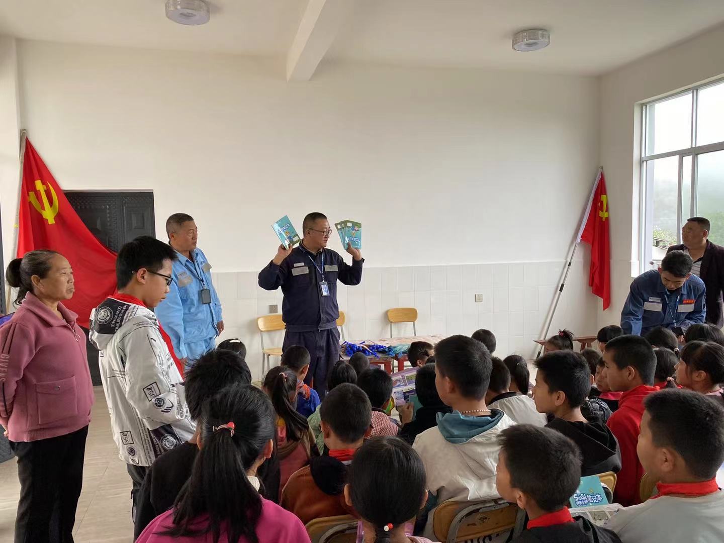 黨團(tuán)聯(lián)合帶安全宣講進(jìn)校園，“電”亮未來助成長