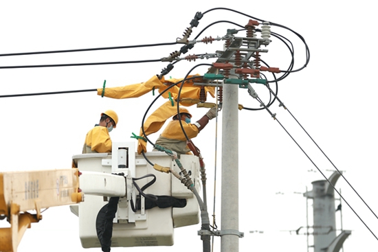 國(guó)網(wǎng)山東壽光供電:頂烈日帶電消缺 助企業(yè)夏峰用電