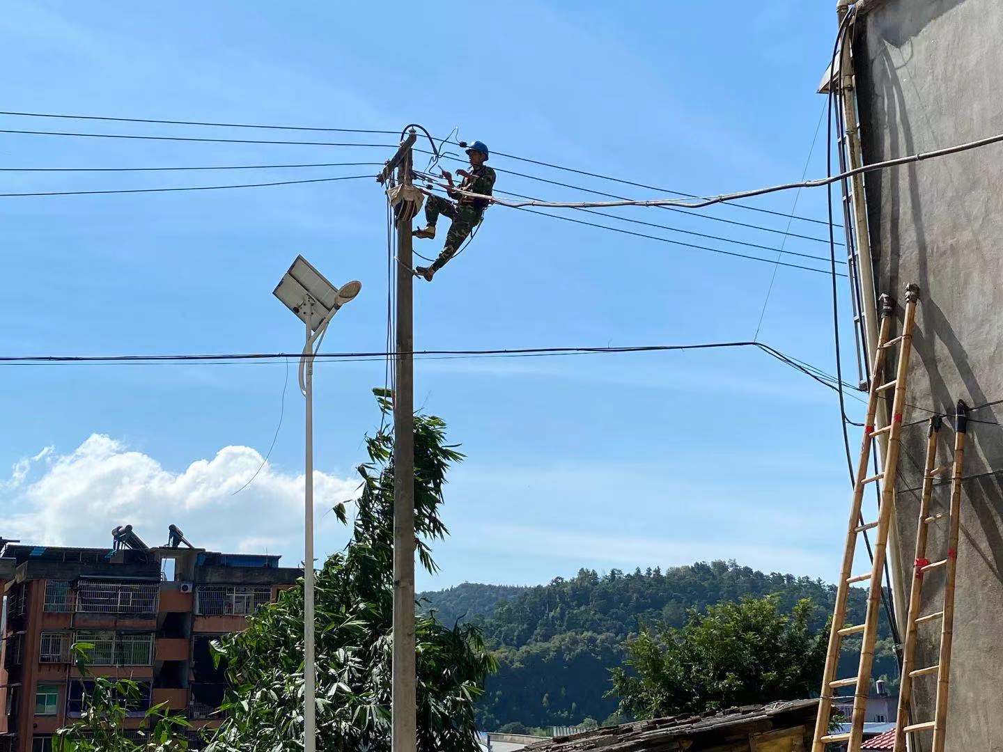 國(guó)網(wǎng)福建延平區(qū)供電公司: 迎高溫戰(zhàn)酷暑 “汗”衛(wèi)群眾清涼