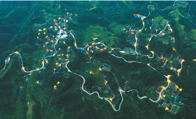 脫貧攻堅(jiān)戰(zhàn):太陽(yáng)能路燈照亮小山村