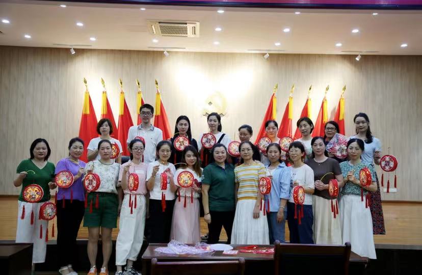 國(guó)網(wǎng)福建延平區(qū)供電公司:巧手做燈籠 開心迎中秋