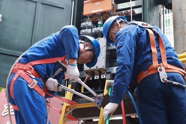 國網(wǎng)南充市高坪供電公司:元旦佳節(jié) 堅(jiān)守崗位保供電