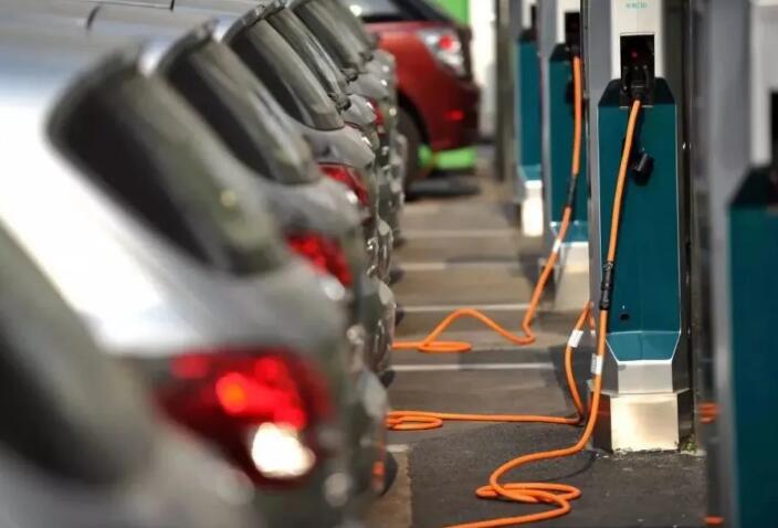 油價(jià)漲怕了，電動(dòng)車主也笑不出