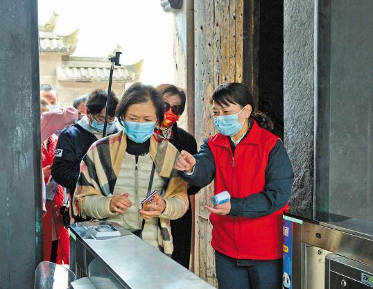 黃蓉:傳遞愛(ài)心服務(wù)社會(huì)