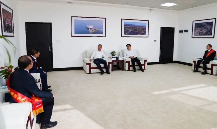 雷鳴山、韓君勉勵(lì)三峽集團(tuán)先進(jìn)典型代表再立新功