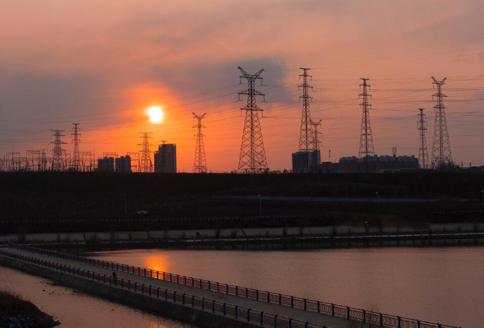 服務(wù)高鐵“大動脈”，書寫電力新答卷
