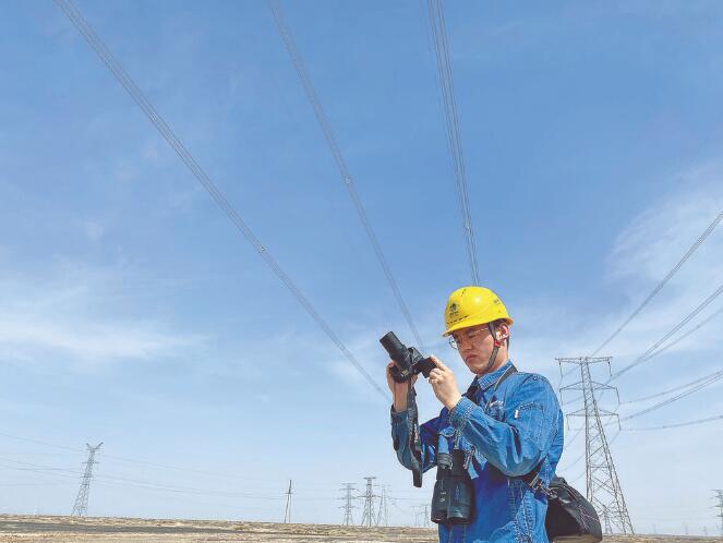 “全國優(yōu)秀共青團員”王磊:汗水灑在戈壁灘線路運維現(xiàn)場