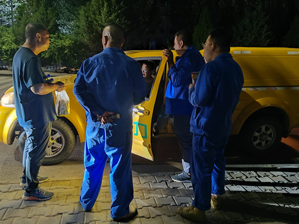 烏海市千里山供電公司千鋼供電所黑夜中的孤勇者，背抵黑暗守護光明