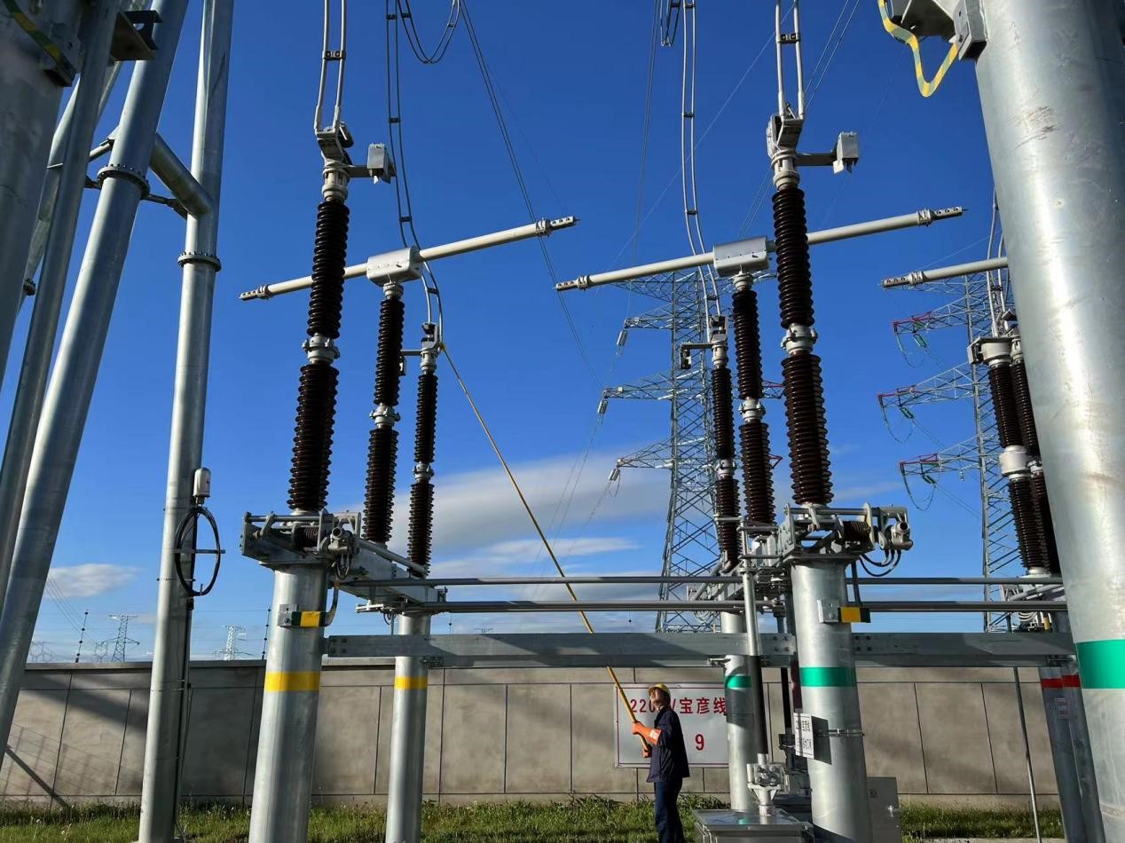 錫林郭勒超高壓供電公司圓滿完成塔寶I、II線間隔啟動(dòng)工作