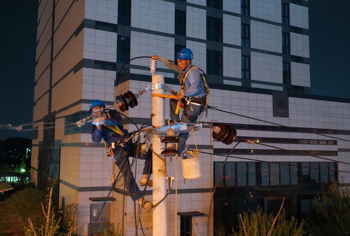 供電搶修人的一天:晝夜奮戰(zhàn) 分秒必爭送光明