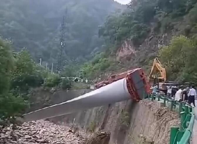陜西寶雞隴縣：80米風電扇葉運輸車歪倒，正救援
