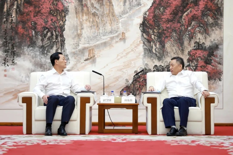 中國(guó)能建黨委書(shū)記、董事長(zhǎng)宋海良與朝陽(yáng)市市長(zhǎng)謝衛(wèi)東會(huì)談