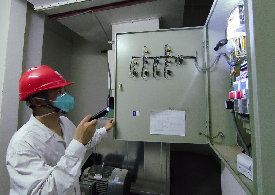 南充高坪:黨徽閃耀 抗疫保電有我