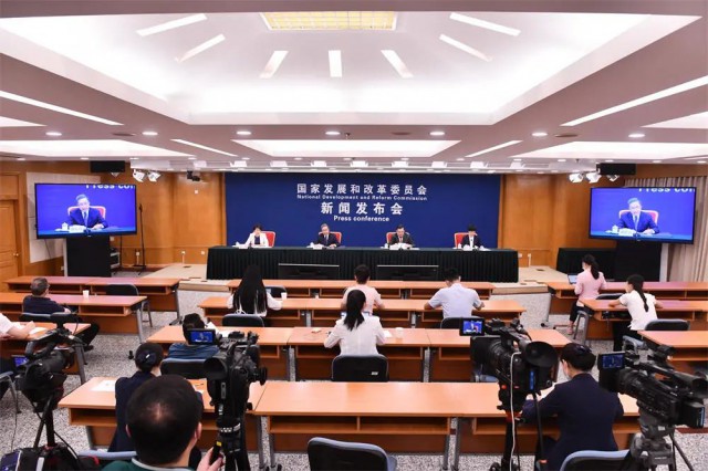 發(fā)改委：我國新能源產(chǎn)業(yè)全球領(lǐng)先，為全球市場提供超過70%的光伏組件