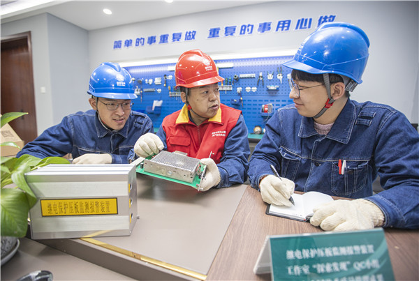 黃新民:守護(hù)電網(wǎng)“大動(dòng)脈” 惟愿萬家燈火明