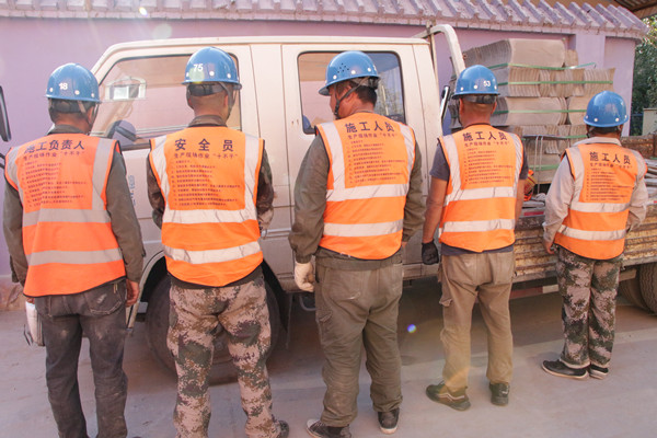 烏海市千里山供電公司：施工現(xiàn)場(chǎng)督查“十不干”，電力安全加把“安全鎖”