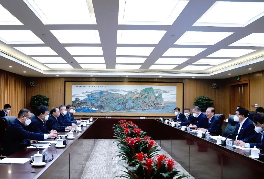 華電集團(tuán)董事長(zhǎng)江毅、總經(jīng)理葉向東與國(guó)家電網(wǎng)董事長(zhǎng)辛保安、總經(jīng)理張智剛舉行會(huì)談