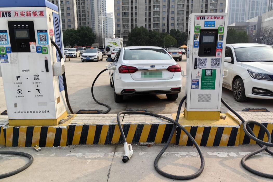 新能源車充電槍被扔積水中，對“城市家電”需多加愛護