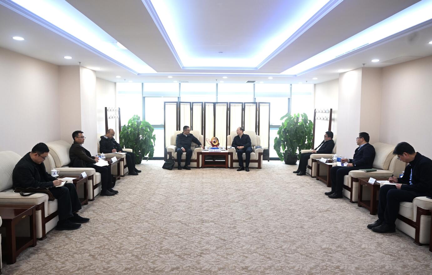 中國電建黨委常委、副總經(jīng)理徐鵬程與西藏開發(fā)投資集團黨委書記、董事長祁騰武會談