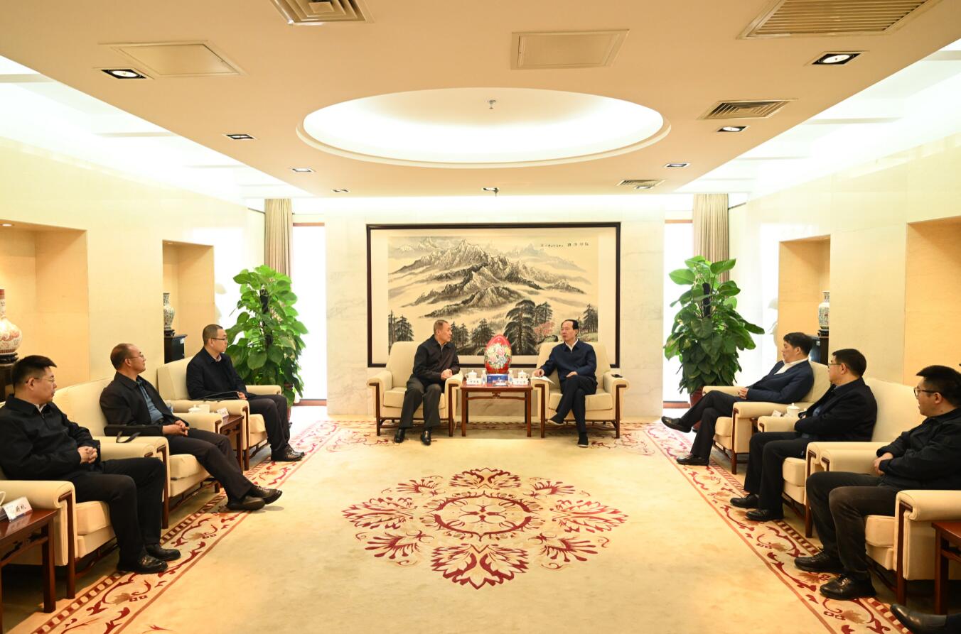中國(guó)電建黨委書(shū)記、董事長(zhǎng)丁焰章會(huì)見(jiàn)內(nèi)蒙古能源集團(tuán)黨委書(shū)記、董事長(zhǎng)何雨春