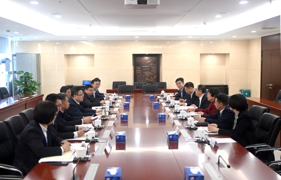 中國(guó)電建黨委常委、副總經(jīng)理王小軍與中國(guó)華電集團(tuán)黨組成員、副總經(jīng)理李旭紅會(huì)談