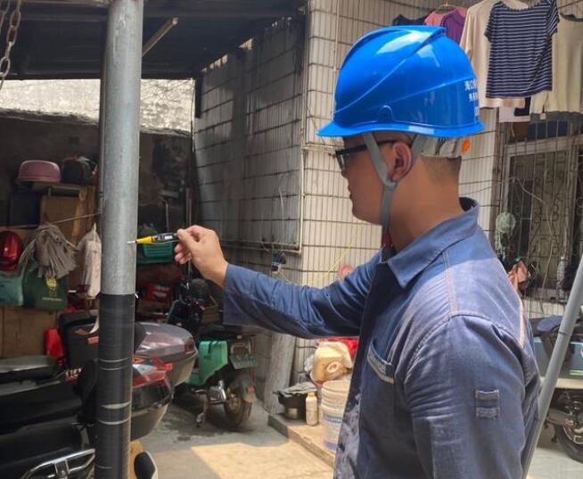 鐵皮屋“全身”帶有220伏電壓???诠╇娋稚祥T排險