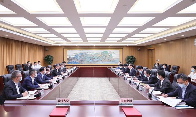國家電網(wǎng)董事長辛保安、總經(jīng)理張智剛與武漢大學黨委書記黃泰巖、校長張平文會談