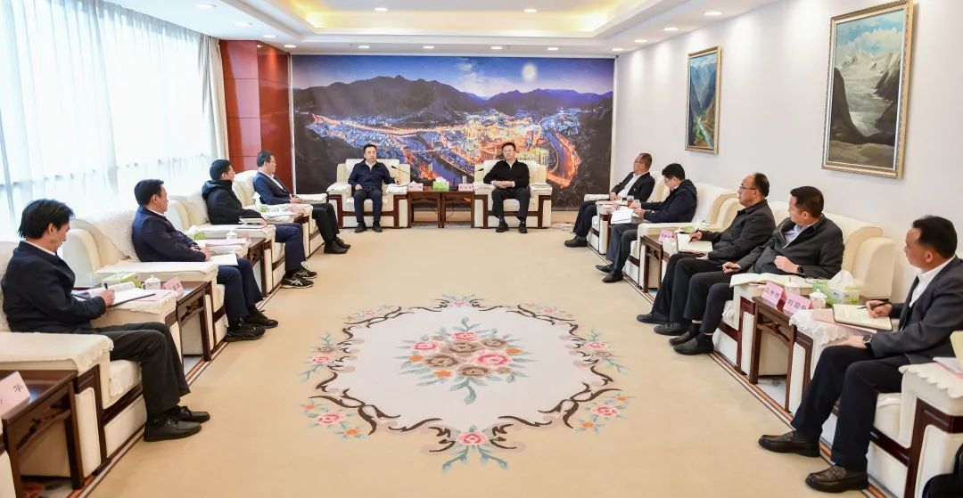 鄒磊與西藏自治區(qū)政府副主席、昌都市委書記龔會(huì)才，昌都市委副書記、市長羅慶伍會(huì)談