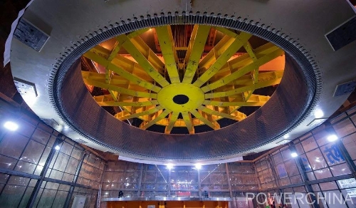 黃河上游在建海拔最高、裝機(jī)容量最大的水電站首臺(tái)機(jī)組定子順利吊裝