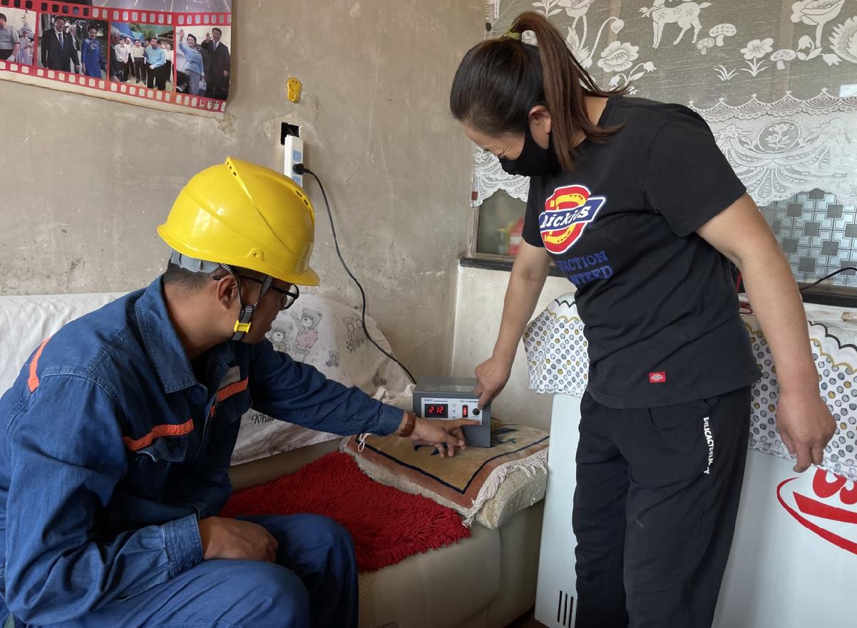 康巴什供電公司:有人來給供電所送“禮”了