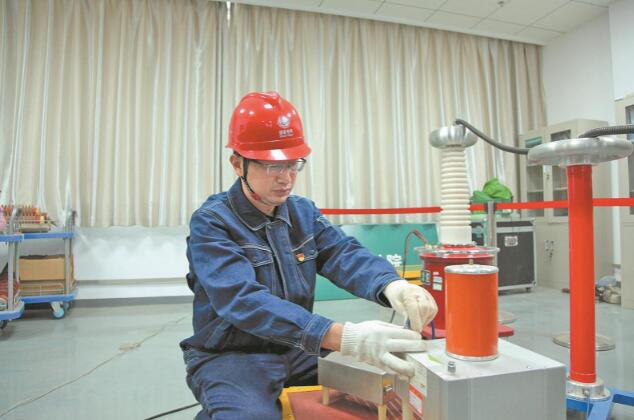 【國(guó)網(wǎng)工匠】周秀:專注變電設(shè)備試驗(yàn) 精準(zhǔn)評(píng)估變壓器運(yùn)行狀態(tài)