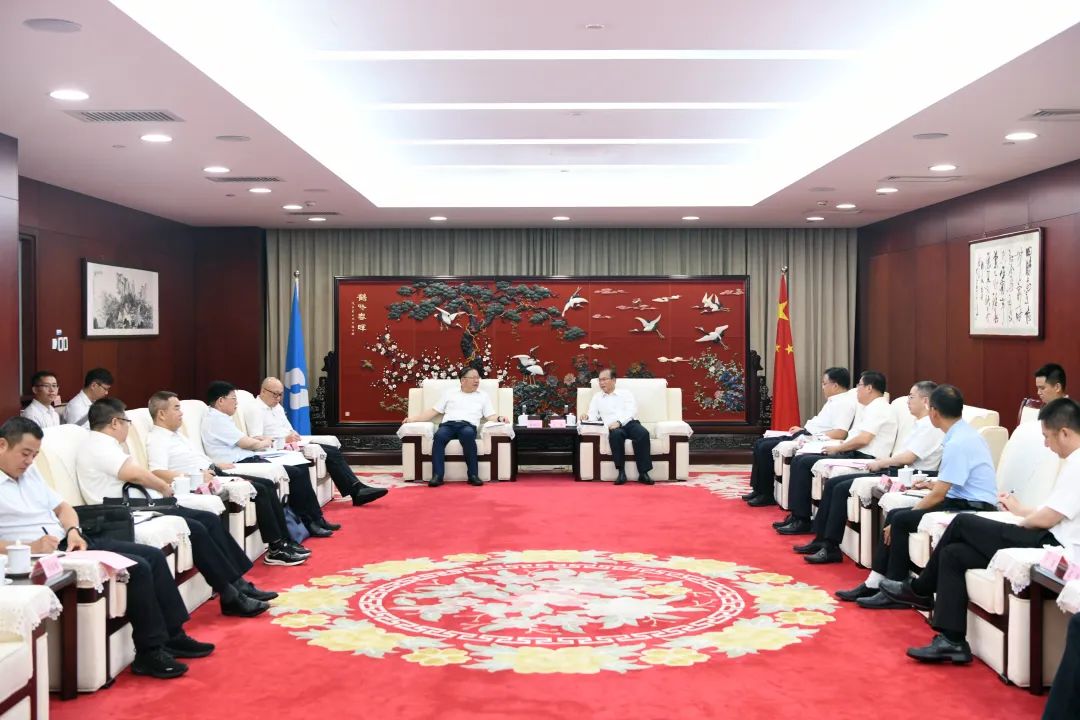 江毅與廣西壯族自治區(qū)人民政府黨組成員、國資委黨委書記秦如培舉行會談