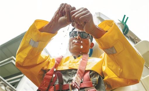 國網(wǎng)長沙供電公司:電力工人身穿厚重絕緣服高空作業(yè)