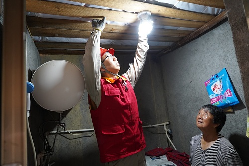 國網(wǎng)屏南縣供電公司關愛弱勢群體 “電”亮人心