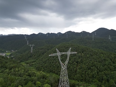 這項(xiàng)工程有新進(jìn)展，全面進(jìn)入架線(xiàn)施工階段