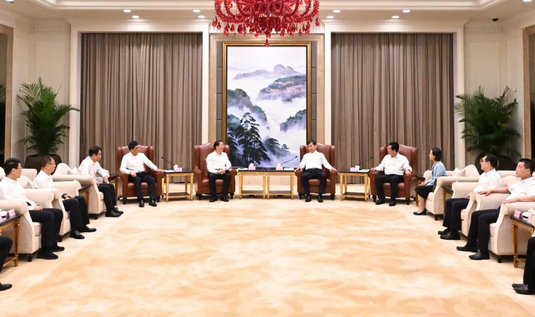 國家電網(wǎng)公司董事長、黨組書辛保安與福建省委書記周祖翼、省長趙龍會談