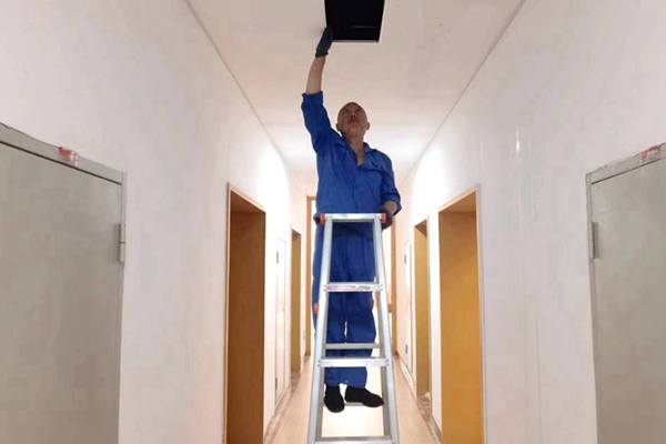 圖為物業(yè)人員利用節(jié)假日對(duì)值班宿舍電纜廊道、空調(diào)管道進(jìn)行檢查和維護(hù)